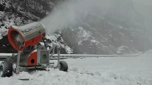 滑雪場(chǎng)造雪機