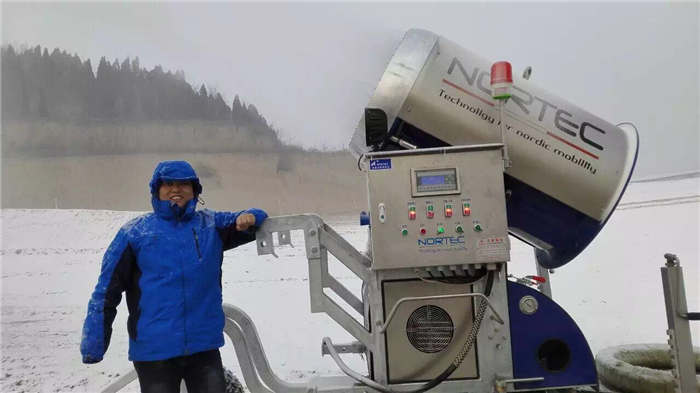 滑雪場(chǎng)造雪機""